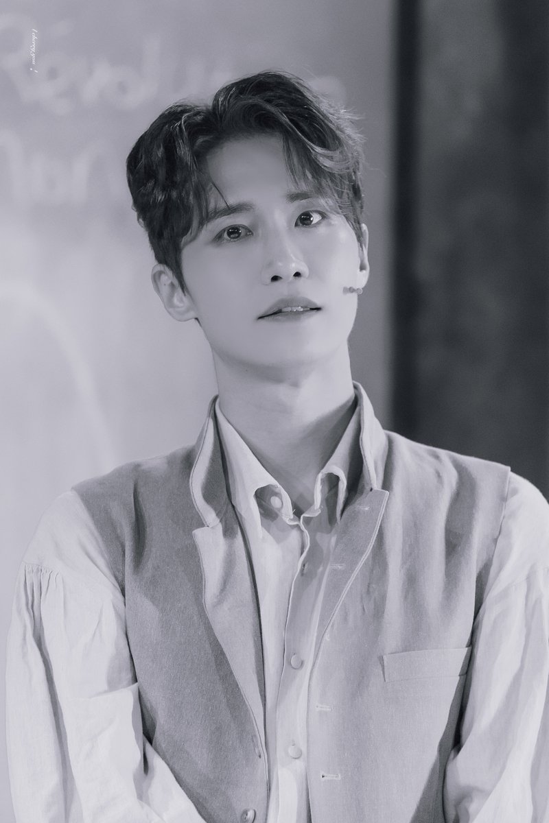 260118N 프라테르니테
/ 마지막 공연 무대인사

제르베 役 #이세헌

굴뚝청소부 출신 꼬마 혁명가 ❕