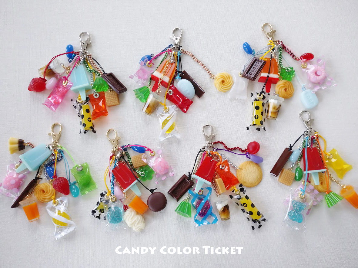 カンカラチケット　チャーム ソフトクリームの丸大レジンとスイーツじゃら付けチャーム出来上がり🍦🍬
