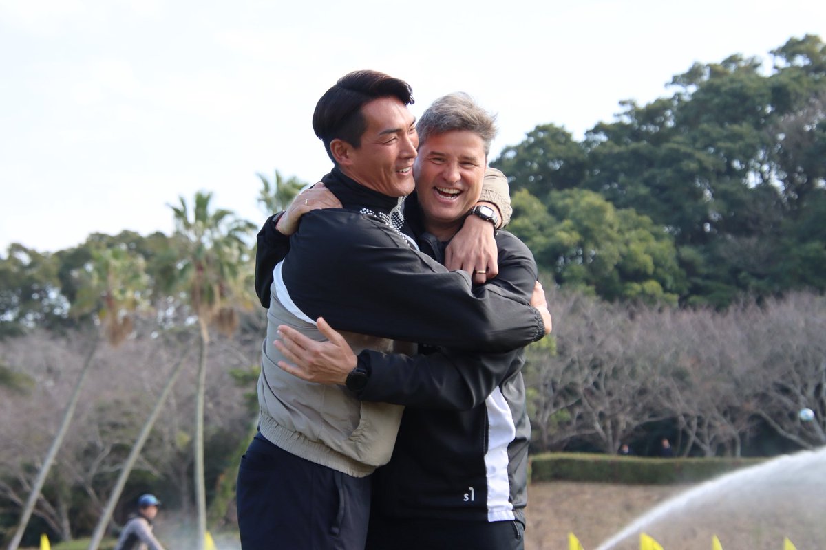 REYSOL_Official's tweet photo. トレーニングマッチの前には、リカルド監督と藤枝MYFC の #槙野智章 監督が熱い抱擁で再会を喜ぶシーンも🤝🔥

かつての教え子が今度は監督となり、そして対戦が実現したということで、とてもとても嬉しそうなリカルド監督でした🟡⚫️

@fujiedamyfc_pr 
#柏レイソル #NoREYSOLNoLIFE https://t.co/7p0xJPsT38