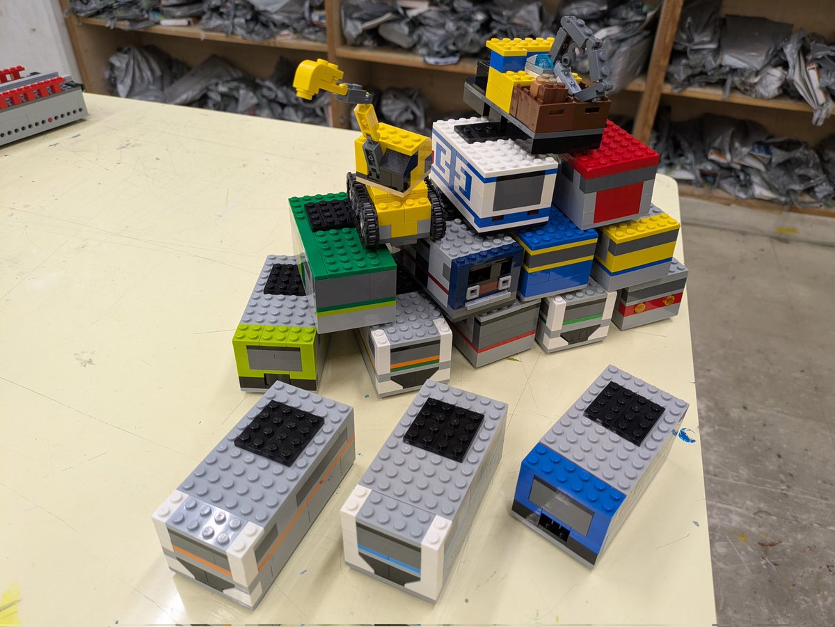TmenyIMu2xyXwAX's tweet photo. 本日の部活
先週のスキー学校を満喫した中３の先輩が戻り、企画展示の制作や振り子時計の改良、レゴ電の制作をしていました。写真手前が本日追加された車両となります。　#レゴ　#lego https://t.co/Zx7PLj20ag