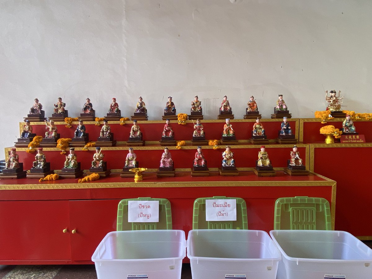 KanYaPhakSEP's tweet image. ได้แวะไปศาลเจ้ากวางตุ้งด้วย คนไม่เยอะแบบวัดมังกร เดินไหว้ได้สบาย ๆ แต่ไม่รู้ช่วงแก้ชงคนจะเยอะรึป่าวนะ

มีไท้ส่วยตั้งครบทุกองค์ เลยไปเดินมองหน้าแต่ละองค์ใกล้ ๆมา (คือเคยเห็นชัด ๆ 5555 ) รู้สึกดีเลยถวายโคมเต็งลั้งไปลูกนึง สบายใจละะ 🏮