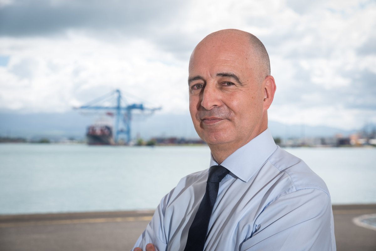 outremers360's tweet image. 🗞️Jean-Pierre Chalus, président du Grand #Port Maritime de la #Guadeloupe, porte pour 2026, l’ambition de « faire du port de Guadeloupe un hub au service des grandes compagnies maritimes » 

➡️tinyurl.com/3swxkj4c

⚓️À la tête du directoire du #GrandPortMaritime de la