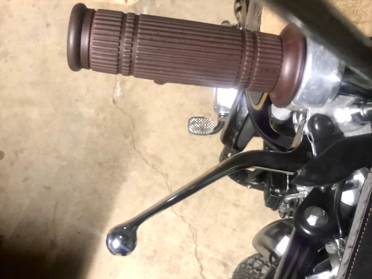 ゴリラの子供用自転車みたいなハンドルレバーをキタコのパワーレバーに交換。純正より少し太めで15ミリ程度長く引き易い形状になり、ブレーキもギュッとかかる。正直ブレーキアーム延長して不恰好になるよりこっちの方が得られる効果が多いと思う。この存在にもっと早く気づくべきだった… 