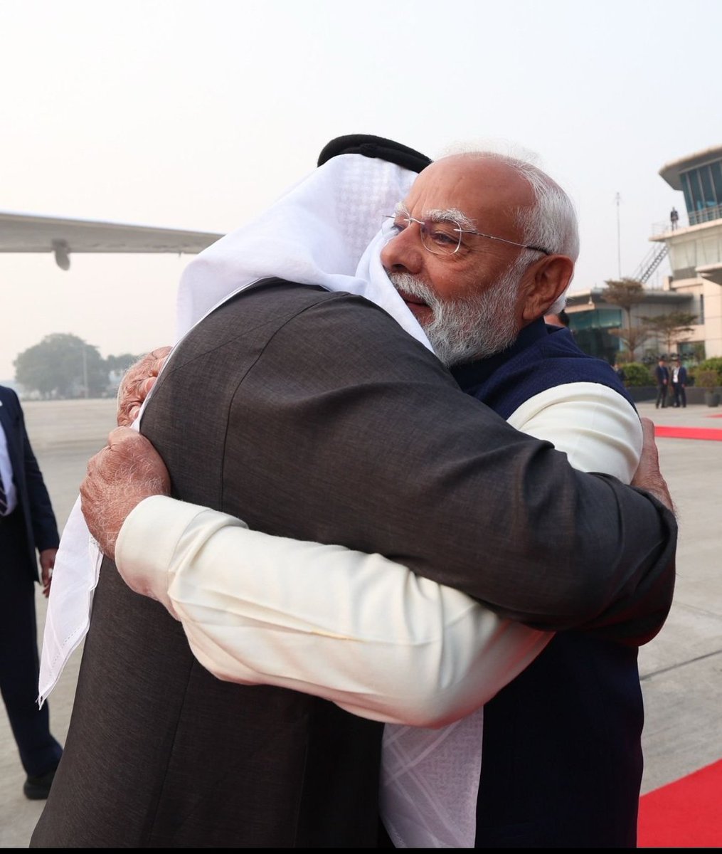 विदेशी राष्ट्राध्यक्ष का स्वागत सम्मान से होना चाहिए,
लेकिन राजनयिक प्रोटोकॉल कोई औपचारिकता नहीं, देश की संस्थागत गरिमा है।
क्या व्यक्तिगत छवि चमकाने के लिए स्थापित मर्यादाओं को पीछे छोड़ देना सही है?
देश व्यक्ति से ऊपर होता है या नहीं?
(Image courtesy-Pm modi)