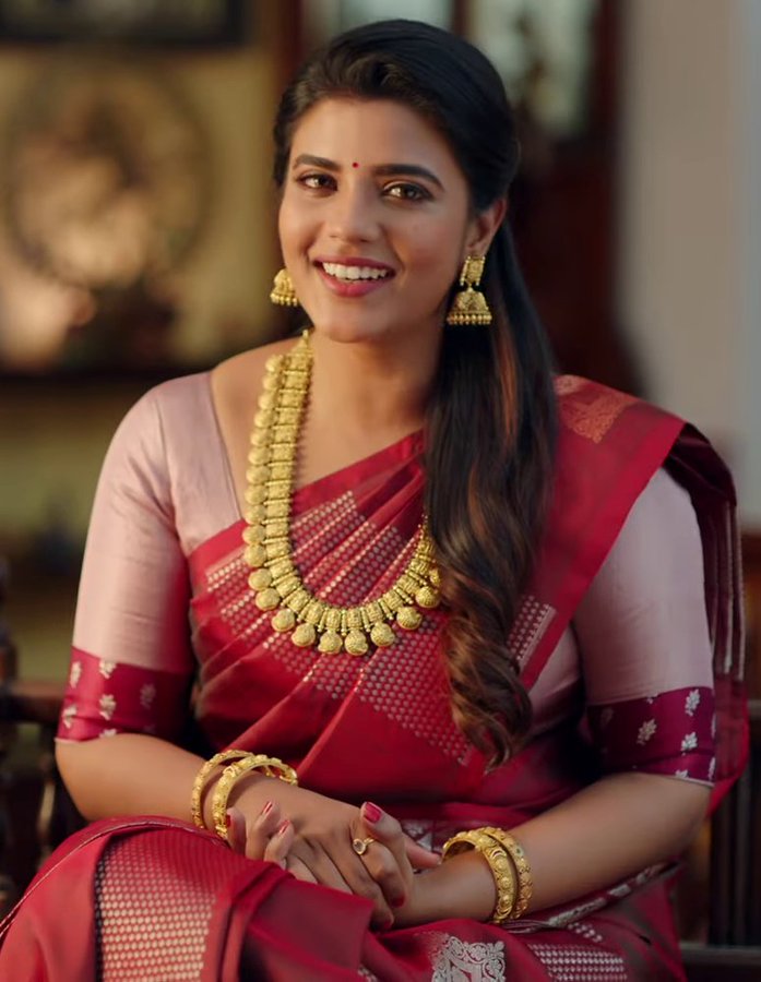 Anni: veka padama va di..una mari pottai ku lam manam rosham la iruka kudathu di.

Me: seringa anni..

A: ahh, enoda silk saree la suma gumunu iruka di..poo matum vacha paka thevdiya mari irupa di.

Me: thanks anni.

A: body full shave pantiya di?

Me: s anni.

A: kalati kami di.