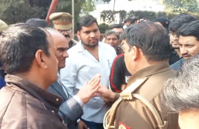 BreakingTubeX's tweet image. #Aligarh : AMU में छात्रों के प्रदर्शन का मामला प्रदर्शन कर रहे छात्र को पुलिस ने हिरासत में लिया । 
 
 सुरक्षा व्यवस्था के चलते मौके पर मचा हड़कंप। 

#AligarhNews #AMUProtest #StudentProtest #Aligarh #UPNews @aligarhpolice