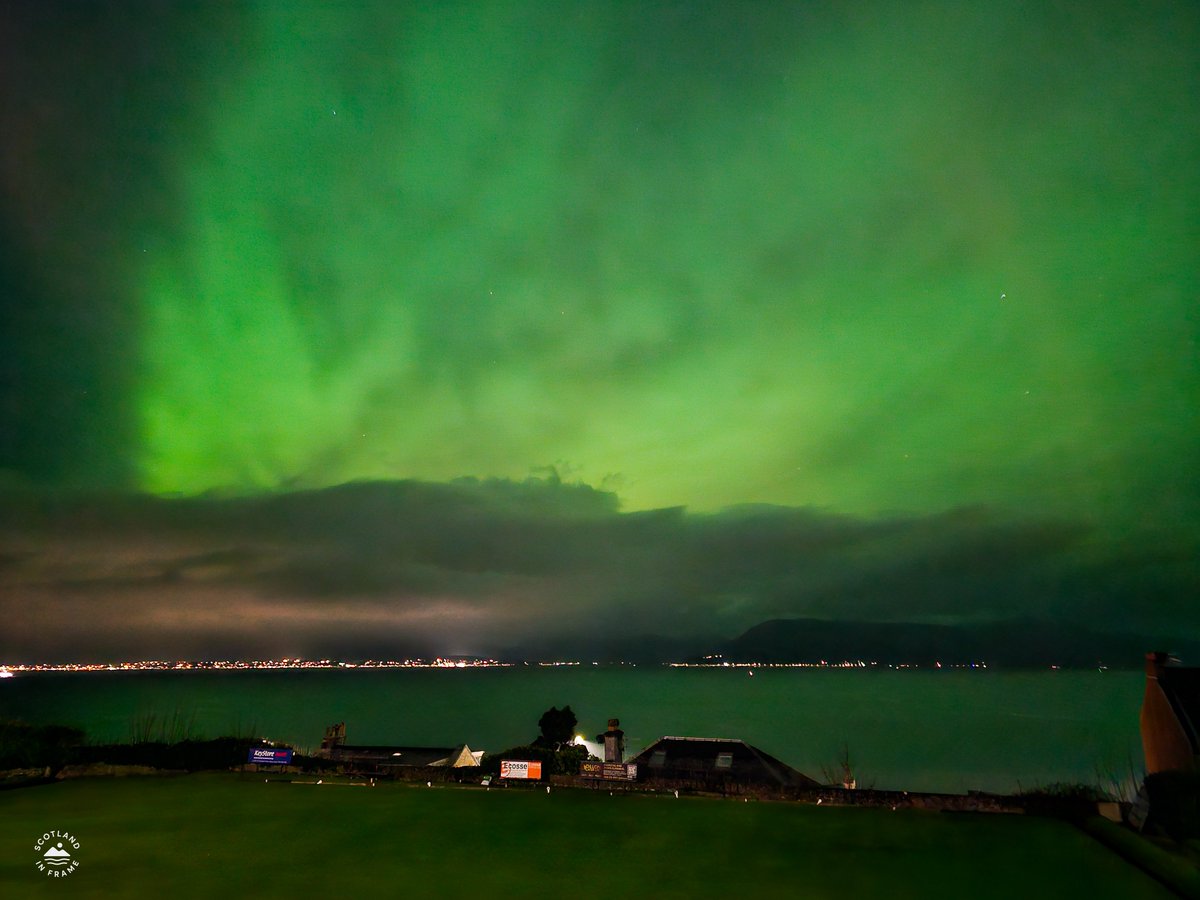 StephenAHenry's tweet photo. A wee selection from last night's quite incredible aurora display.

I've never seen anything quite like it in my lie.

#Aurora #Gourock #WestCoast #Scotland https://t.co/fXiQhxtlVH