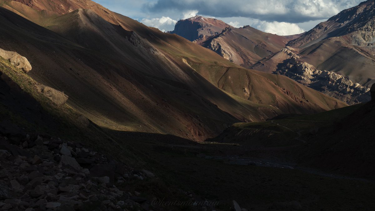 2026/1/11
An afternoon in the Andes

山肌に当たる光と色のグラデーションに目を奪われてシャッターを切った一枚。
ベースキャンプPlaza de Mulas(4300m)を後にし、登山口(2950m)を目指して30kmの行程を下山している時に撮影しました。
拡大すると吊り橋や登山が確認できます。

#アコンカグア