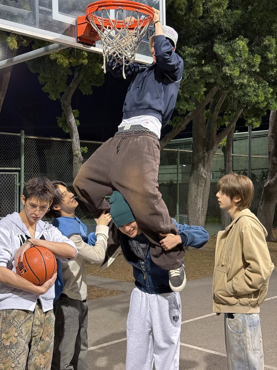 cortisshinez's tweet image. That height for what martin 😭😭