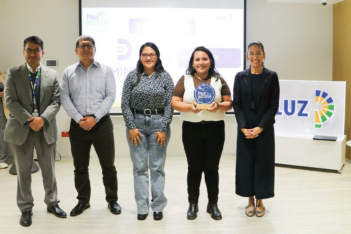 Proud moment for DOMINION Energy Grid Services💚
Winners of the PLUZ Recicla challenge with ReconstruyenDO, a project that turns construction waste into signage posts through circular economy.
100% waste reused. 17% cost savings. Real impact.
 We are DOMINION.

#CircularEconomy