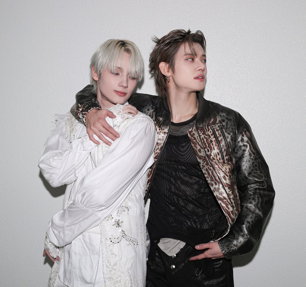 txtdom's tweet image. "Let me tell you" Yeonjun and Kai behind photo 😭