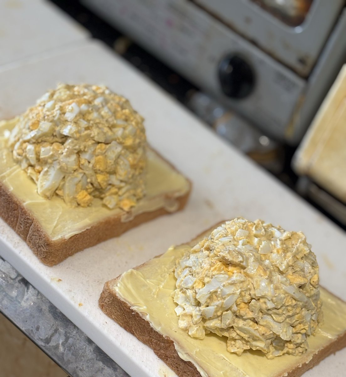 こんにちはアンサンブルです☕️🍞

今日は1年で最も寒い「大寒」ですね😨

「大寒」の日に食べると良い物は何だと思いますか？

答え「たまご」です🥚
滋養強壮・無病息災・金運アップに繋がると信じられており…

寒い時期に鶏が栄養を蓄える為栄養価が高い事が由来です。

21日(水)10:00〜17:00営業