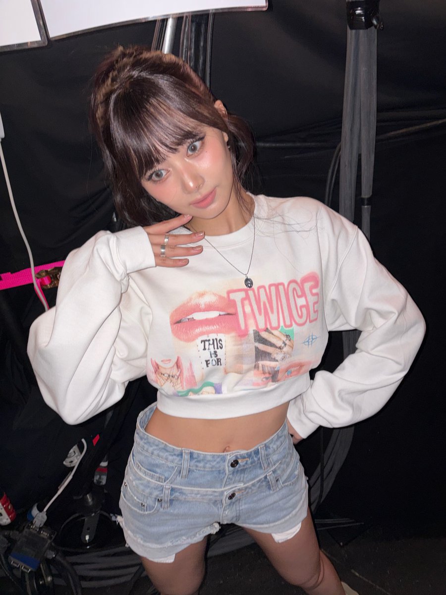 godmitzu's tweet image. WE GOT MORE BANGS AND PONYTAIL PHOTOS FROM TZUYU