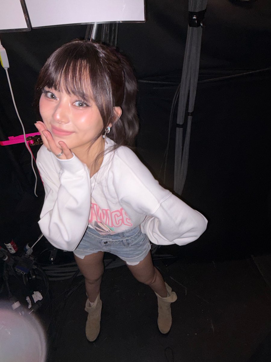 godmitzu's tweet image. WE GOT MORE BANGS AND PONYTAIL PHOTOS FROM TZUYU