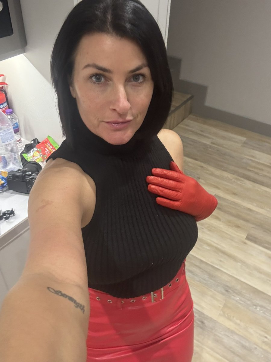 Sarah wild fetish model tweet media