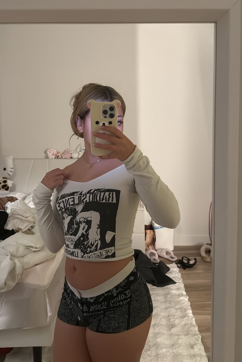 xoluvr_2's tweet image. simp funded brat lifestyle 🤣