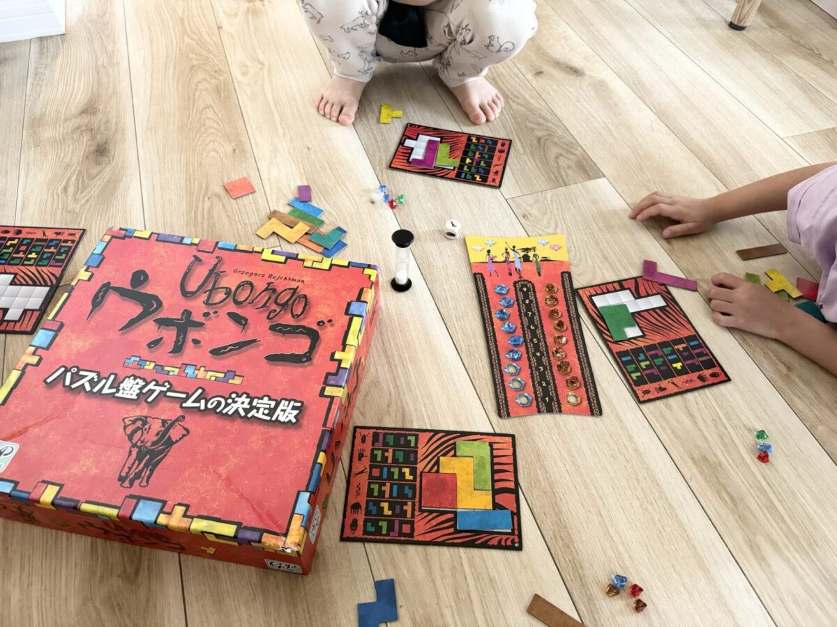 ReviewMan_BDG's tweet photo. 「早く解けた人から、宝石を取る。」
『ウボンゴ』は、配られたパズルピースを使い、
制限時間内に指定の形を完成させるスピードパズル。
思考力よりも“ひらめき”がものを言う。
誰が見ても盛り上がる、超分かりやすい競争型ゲーム。
#ボドゲレビューマン #Ubongo #ウボンゴ https://t.co/PtNOg98p4G