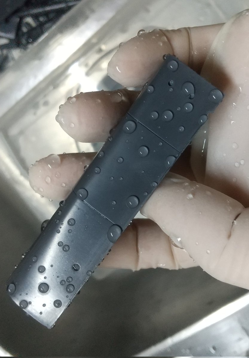 #ワンフェス2026冬 
#宇宙戦艦ヤマト
#んどぱら屋初代組
#アスカ製作チェック
離型剤がガッチリ効いている状態は水を完全に弾く、というか水の表面張力が極限まで抑え込まれるので球状になっちゃう訳です💦