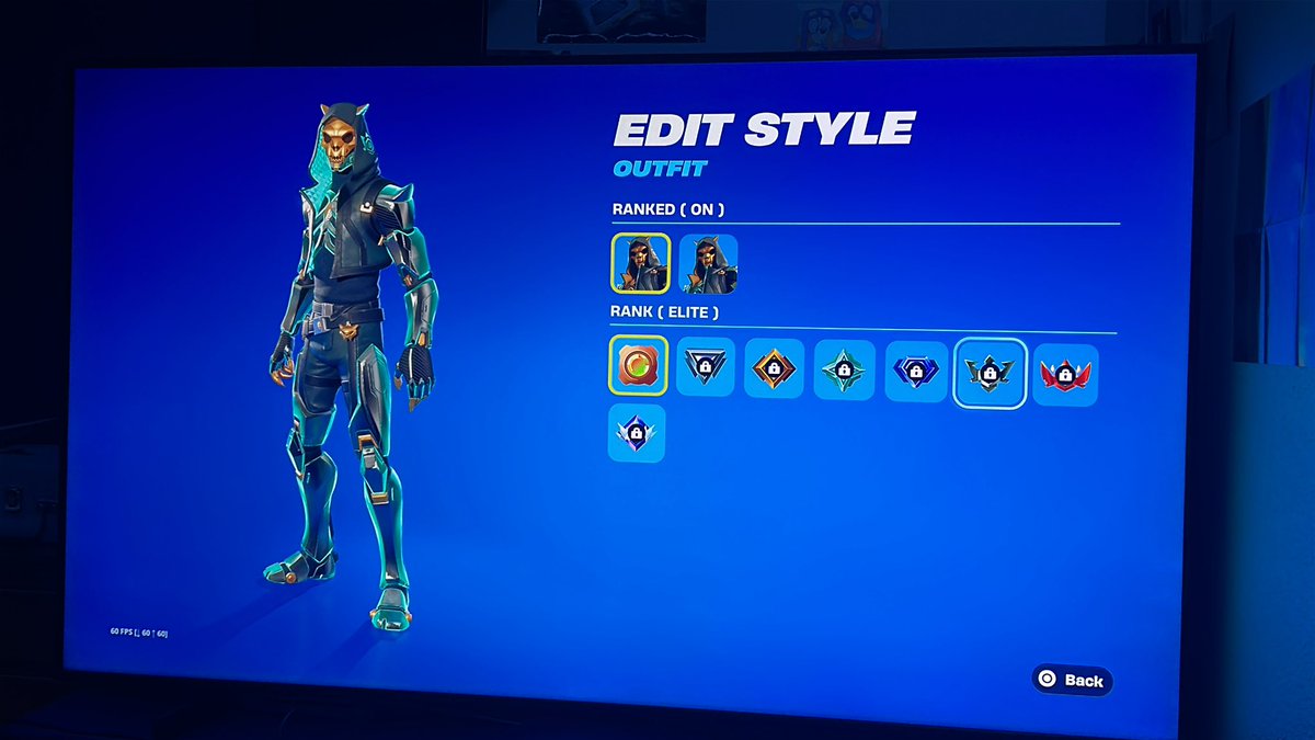 Ve4saSkuzzy's tweet image. @FortniteStatus why isn’t my Felinos Rank skin not working im on PS5 I worked too hard to get this skin and not show off my rank