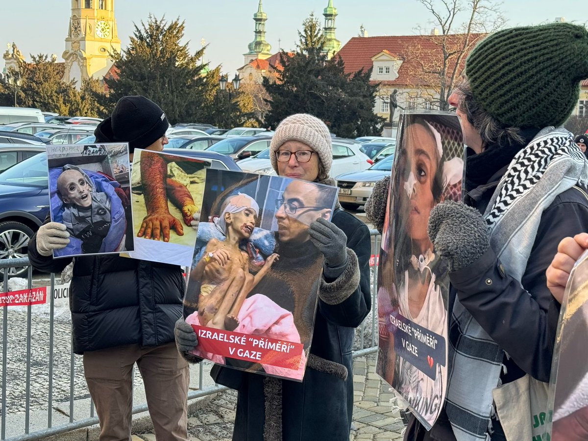 Více jak 50 lidí přišlo před MZV v Praze protestovat proti návštěvě ministra zahraničí Gideona Saara v ČR.