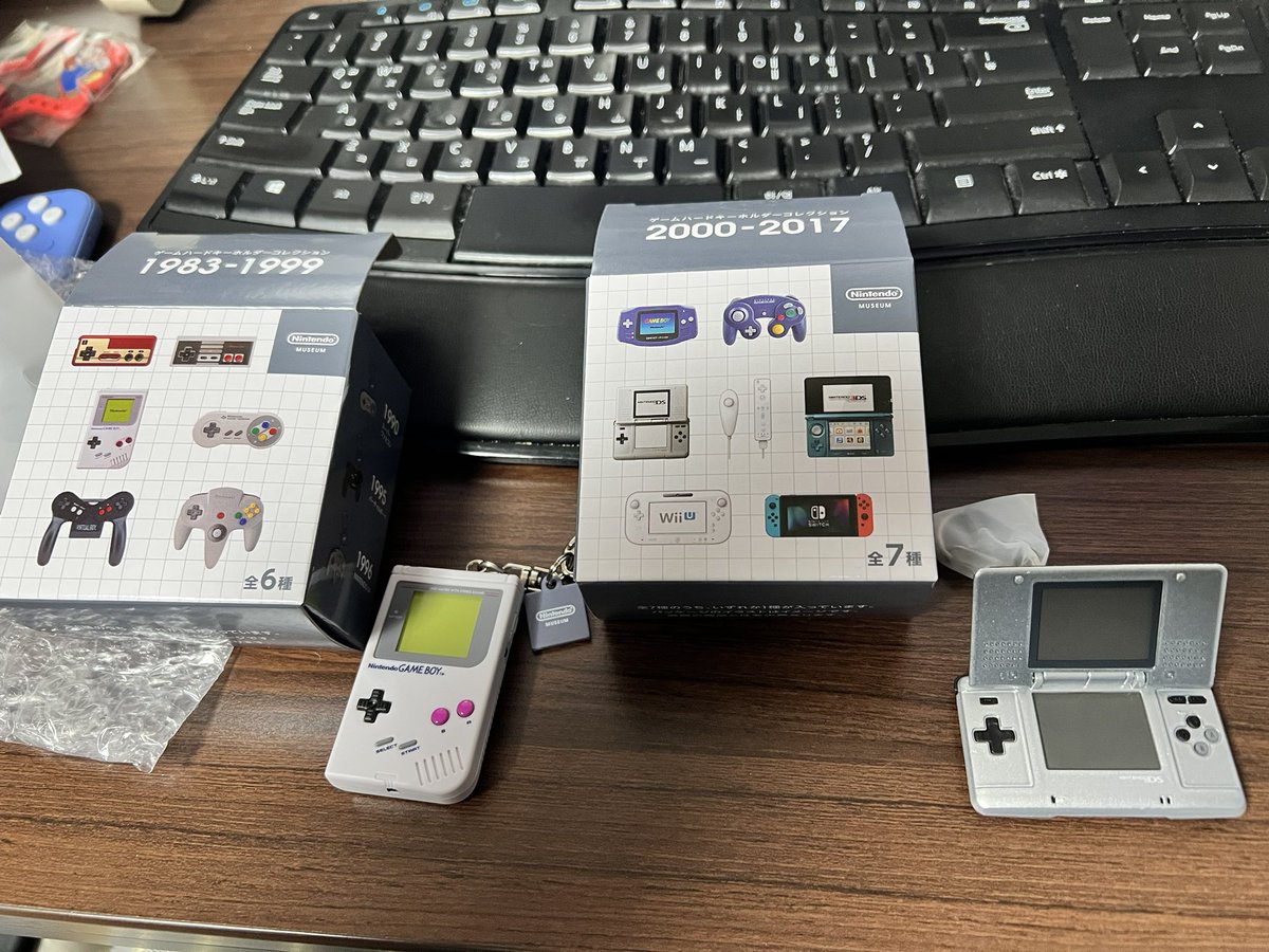 닌텐도 뮤지엄의 굿즈 샵은 닌텐도 기종에 애착이나 추억이 있으면 안 사기 어려울 기념품(그것도 여기 한정판매)들이 가득해 돈 털리기 좋은데, 게다가 1인(정확히는 1입관증)당 2개 구매제한. 이건 그중 하나인 게임 하드 키홀더 컬렉션. 당연히 랜덤. 이거 자력 컴플하려면 몇번 가야 하나 -ㅂ-a