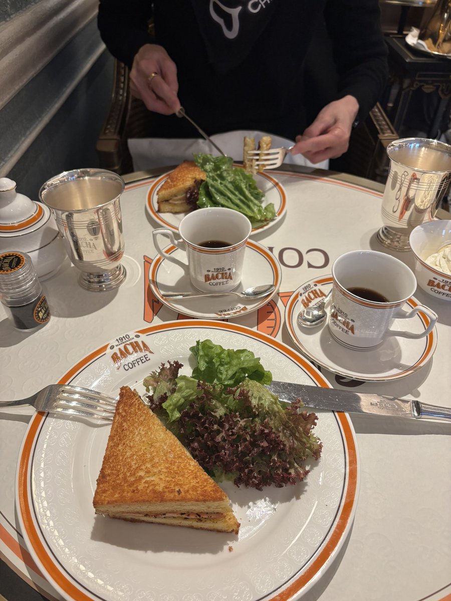 銀座のBACHA Coffeeへ☕️

さすがコーヒー界のエルメス！空間もお値段も最上級でした！コーヒーはもちろん、サーモンのサンドイッチがとっても美味しかった🫶🏻（ママも嬉しそうだった😌✌🏻）