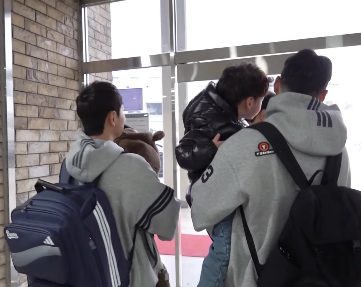 자기들 똑 닮은 아들 하나씩 덜렁 안고 다니는 슈돌베어스