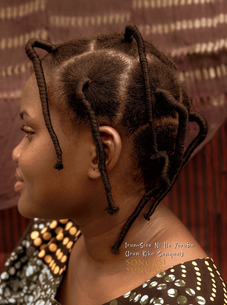 yorubagodsart's tweet photo. ‘romance with Yorùbá history’ 🪮💆🏾‍♀️💈
Irun Kiko Songasi (SUNGAS hairstyle)

To craft the Songasi (SUNGAS) hairstyle, you’ll need:
A wide-tooth comb, Moisturizer or Natural Oils, Black Thread. 

Originally, irun kiko served multiple purposes…
-
#yoruba #irunkiko #hairstyle https://t.co/5hBPsyyhIh