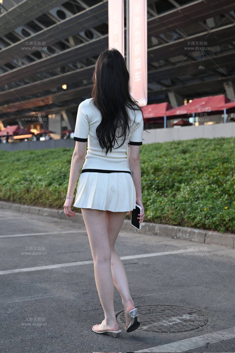 白皙可爱小美女

#街拍美腿 #街拍 #街拍美女