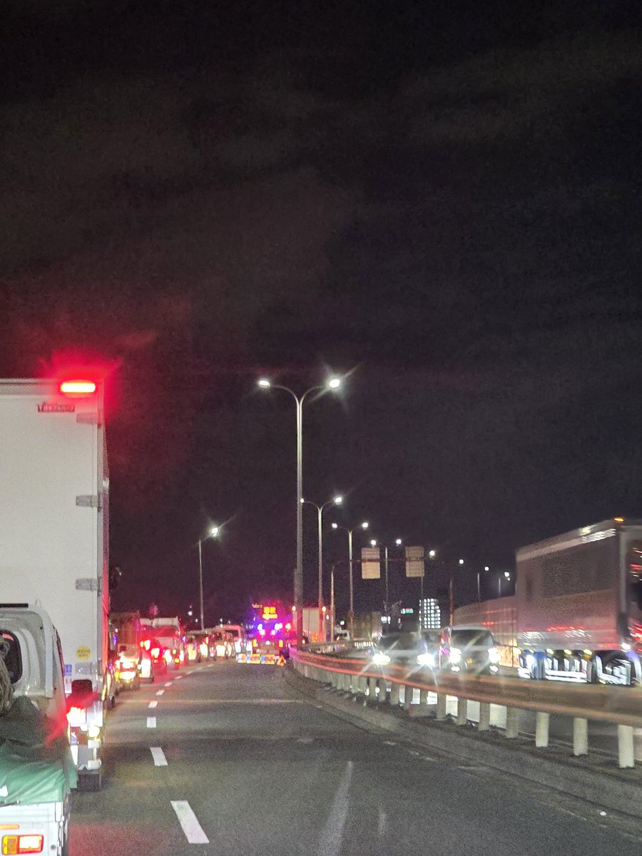 MNS2204's tweet photo. 阪神高速守口線

玉突き事故大渋滞 https://t.co/Y3y0pThahk