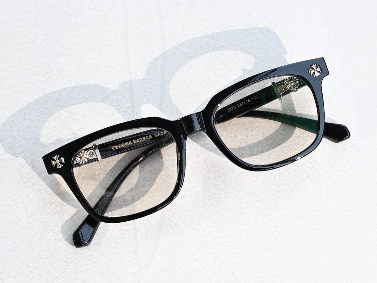 クロムハーツのメガネフレームに、度無しライトブラウンレンズをカスタマイズさせて頂きました。

このところCHROME HEARTSの度付きレンズ交換も多く承っております。

度無しも度付きも納期は2～5日程度。
レンズが遠近両用や偏光レンズですと7~10日ほど頂くケースが多いです。