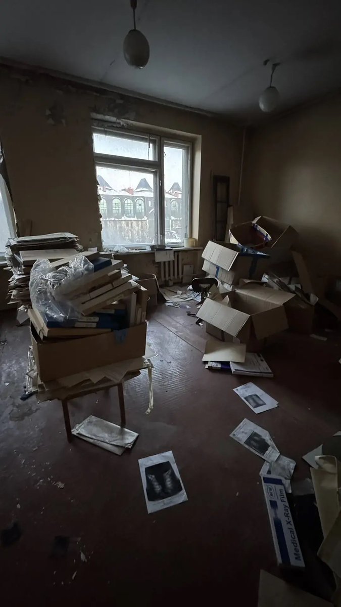 KatyoAx's tweet photo. Могло показаться, что мы отправились в Припять, но это всего лишь диспансер в 2026 году в городе К. https://t.co/uSjKdzPxvJ