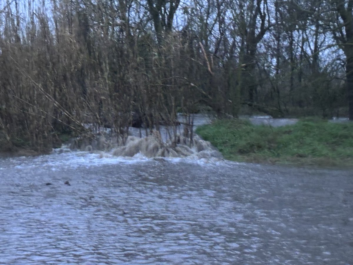 ajperalada's tweet image. 🚨 AVÍS IMPORTANT 🚨
🌊 Riu desbordant-se al Pas de l’Artilleria i carretera de Mollet
🚗 Retireu vehicles de zones baixes
⬆️ Aparqueu a la part alta del poble
🏠 En cas de desbordament, quedeu-vos a plantes superiors