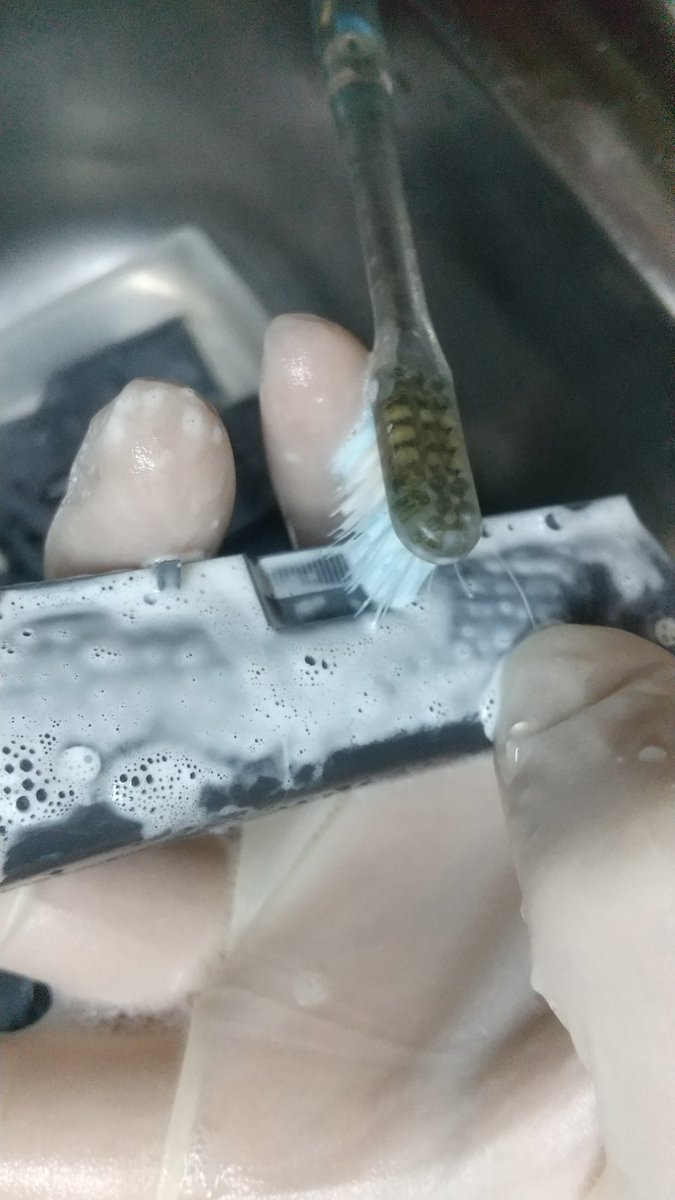 #ワンフェス2026冬 
#宇宙戦艦ヤマト
#んどぱら屋初代組
#アスカ製作チェック
スミ入れ拭き取り時に、塗膜剥離の悲劇が起きやすいので、こういう入り角、ディテールの混んだ場所がキモです。
細先の歯ブラシで一つ一つ丁寧に❗️