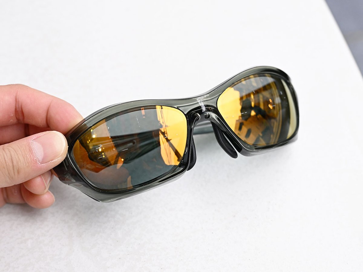 XAZTLANのGHOSTに度付オレンジミラーレンズをカスタマイズさせて頂きました。

オレンジミラーがあるのはHOYA社のみで、ミラーの発色は強めだと思います。少しミラーのオプション価格が高くなりますが、良い色だと思います。

ザストランのゴーストやチェロキーにカスタマイズする事が多いです。