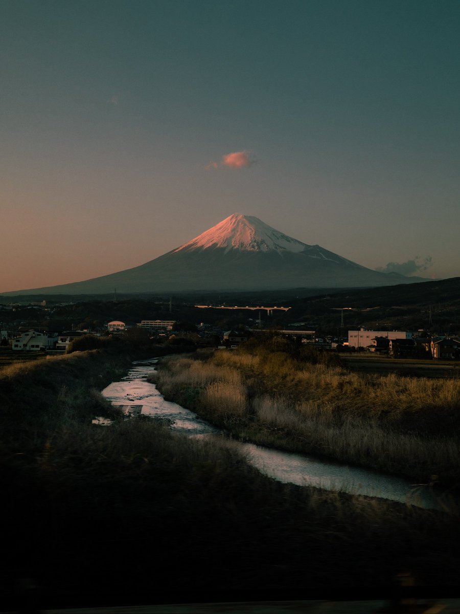 MyColleagueMio2's tweet photo. The Shinkansen offers breathtaking views of Mount Fuji, Japan's iconic and sacred peak. 🤩🇯🇵 https://t.co/HAld0OaEkN