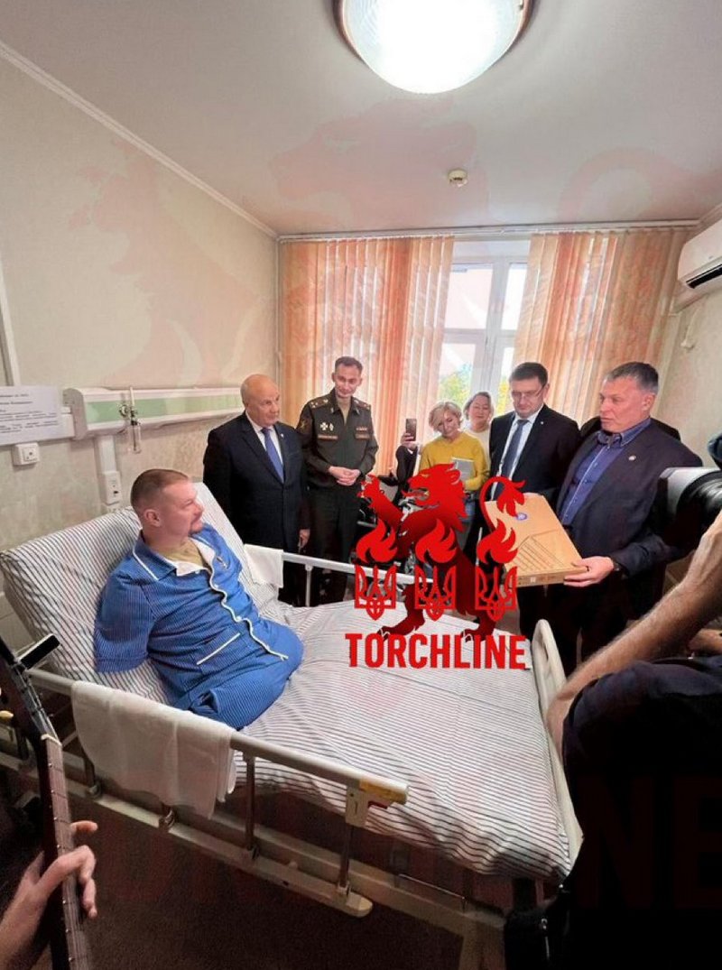 CartesDuMonde's tweet image. Russie 🇷🇺

Un soldat Russe, amputé des bras et des jambes en Ukraine, a reçut en compensation par les services Russes un nouvel ordinateur.