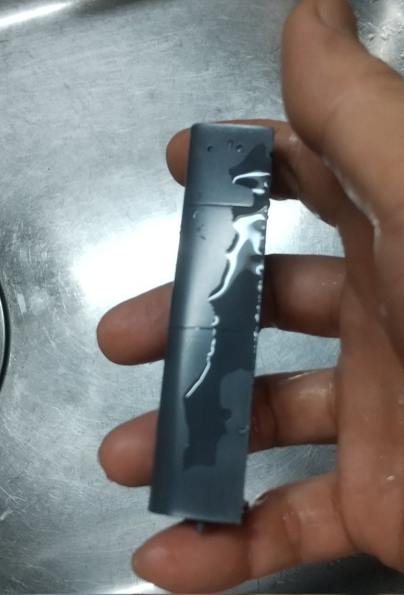 #ワンフェス2026冬 
#宇宙戦艦ヤマト
#んどぱら屋初代組
#アスカ製作チェック
離型剤処理が完了すると、ウレタン元来の表面張力に戻るため、水がやんわりと広がり球状にならなくなります。
迂闊に有機溶剤系を使用するとウレタン自体にも必ずダメージが生じるので要注意です❗️