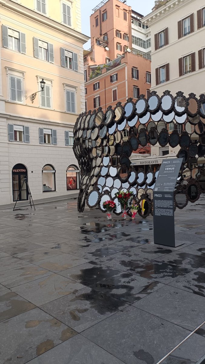 Il mondo della moda perde uno dei suoi più grandi maestri.

Valentino ha portato l’eleganza italiana nel mondo, trasformando il Made in Italy in un simbolo universale di stile, qualità e bellezza, lasciando un’eredità che va oltre la moda e che continuerà a vivere per sempre.