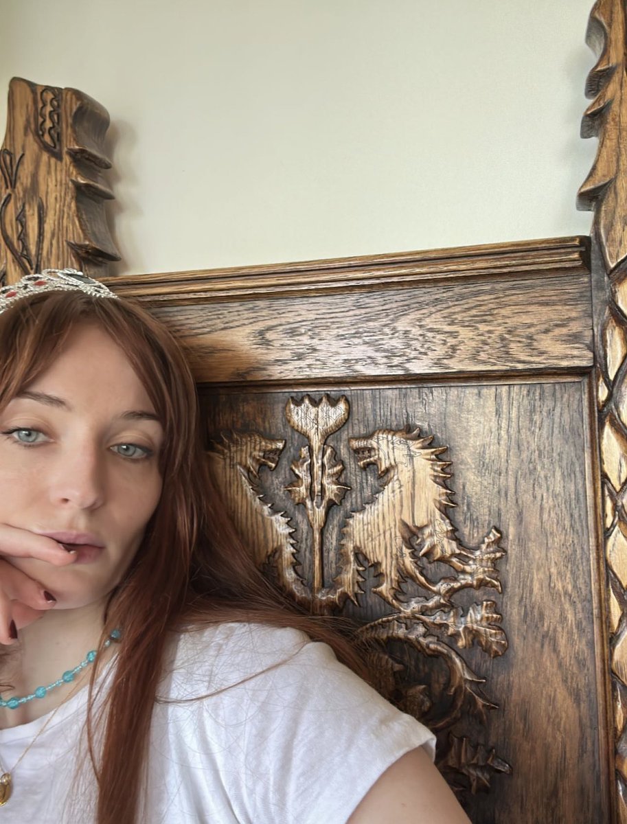 Jayysein's tweet image. Sophie Turner was able to keep the Throne of Winterfell even after the show.