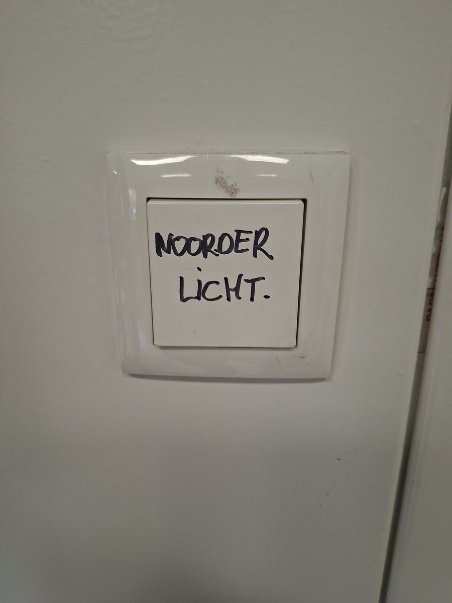 RaafRob's tweet image. Ik dacht gisteravond laat ik eens op deze schakelaar drukken !!!!! 💛💚🤣