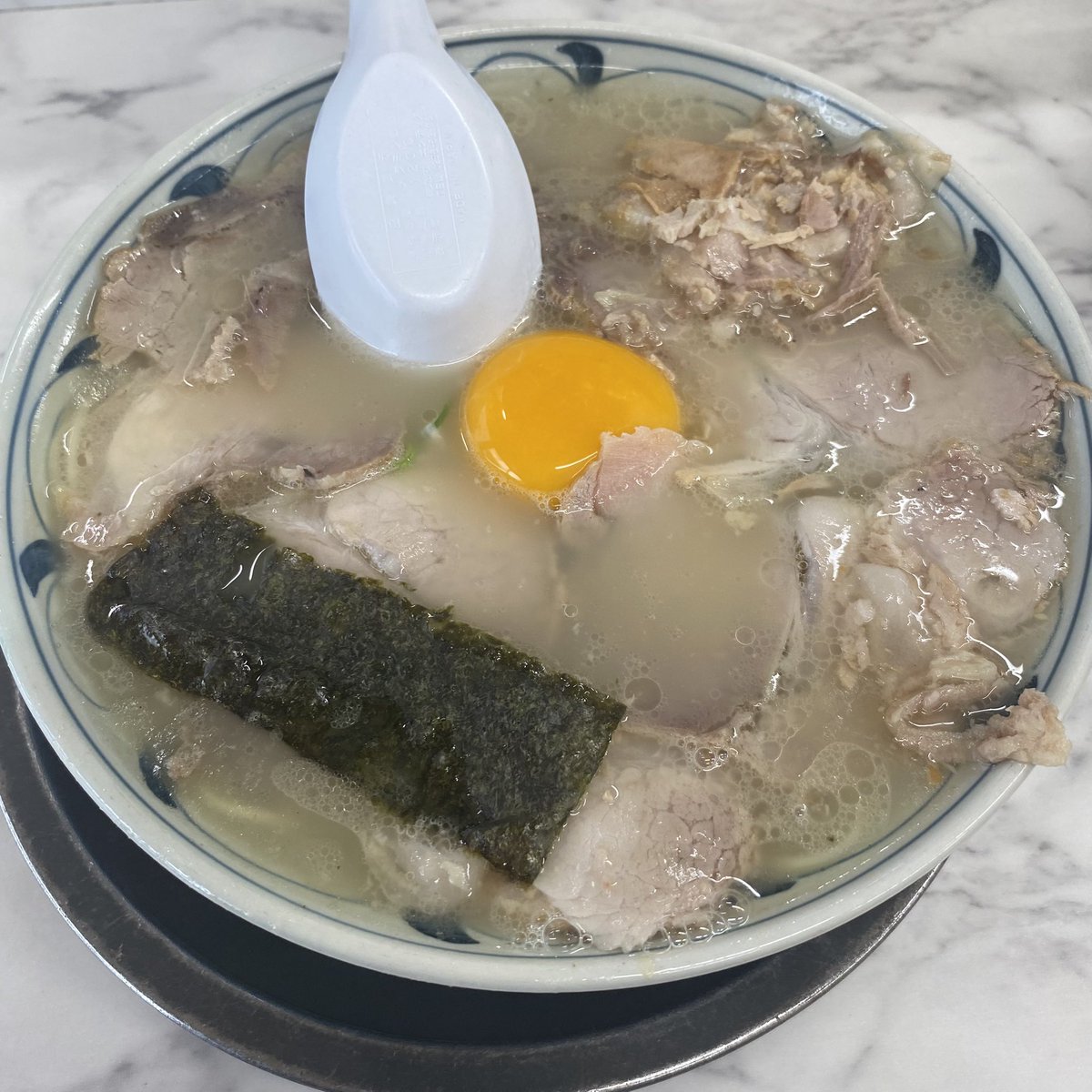 edgetrax's tweet image. 弾丸過ぎてラーメン一杯食う時間しかなかったぞ💢
シャバシャバなのにコクある豚骨最高