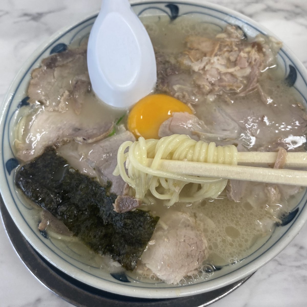 edgetrax's tweet image. 弾丸過ぎてラーメン一杯食う時間しかなかったぞ💢
シャバシャバなのにコクある豚骨最高