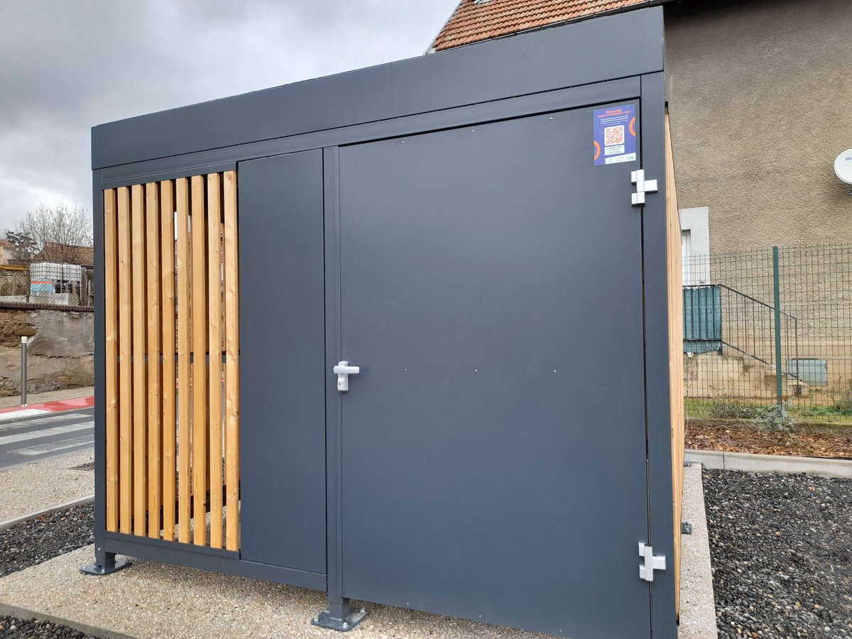 🚴‍♂️ Bénéficiaire d' #Alvéole Plus,  la commune de Sainte-Florine (Haute-Loire) a pu installer 4 abris vélos sécurisés ainsi qu'une consigne vélo, soit au total 40 places de stationnement, renforçant ainsi son engagement pour la mobilité durable et le bien-être de ses habitants. 👏
