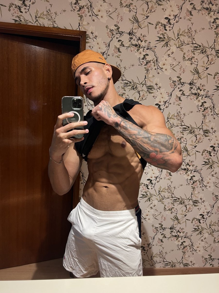 BryanIsWar's tweet photo. Say ''Hola'' and see what happens https://t.co/ZKBEySr5AN