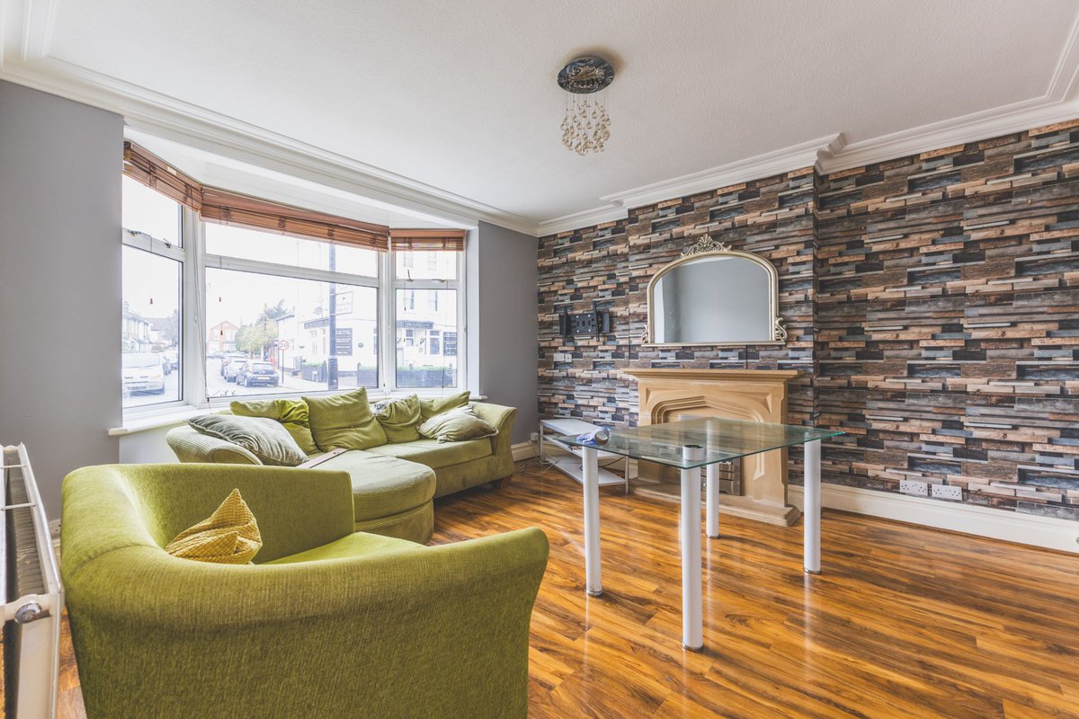 OliverBurnRes's tweet photo. For Sale | Portland Rd, SE25 🏡

Charming 3-bed end-of-terrace home near shops, transport &amp; Country Park. Two receptions, fitted kitchen + utility, GF WC, modern bathroom &amp; 36ft garden 🌳

Guide Price £475k–£500k https://t.co/BYl9y9CcC0