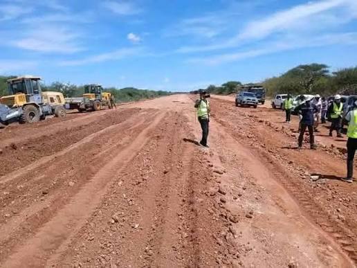 TraoreKenyan's tweet photo. The state has vowed to ensure the timely completion of the 740km Isiolo-Mandera highway, with the current target for the full project set for 2027. The government has increased security and coordination to prevent interruptions and keep the construction on schedule.
#HoAGDP https://t.co/HvHlF5xqOd