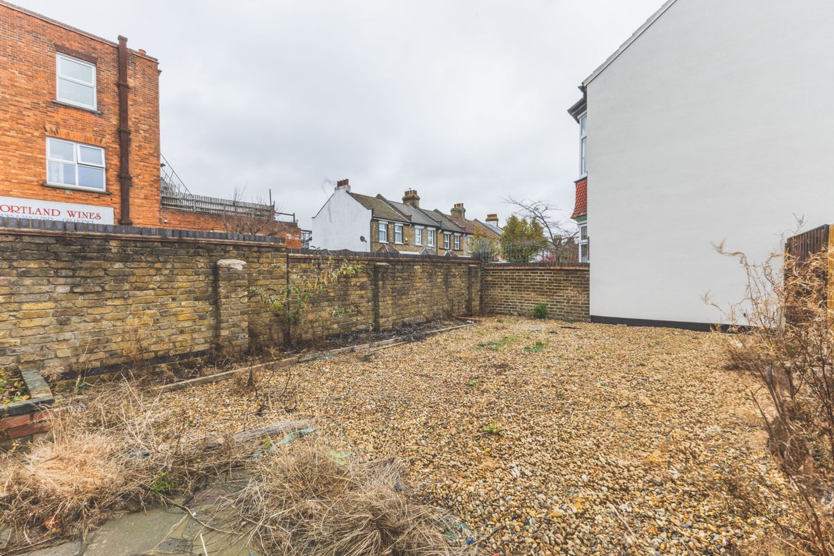 OliverBurnRes's tweet photo. For Sale | Portland Rd, SE25 🏡

Charming 3-bed end-of-terrace home near shops, transport &amp; Country Park. Two receptions, fitted kitchen + utility, GF WC, modern bathroom &amp; 36ft garden 🌳

Guide Price £475k–£500k https://t.co/BYl9y9CcC0