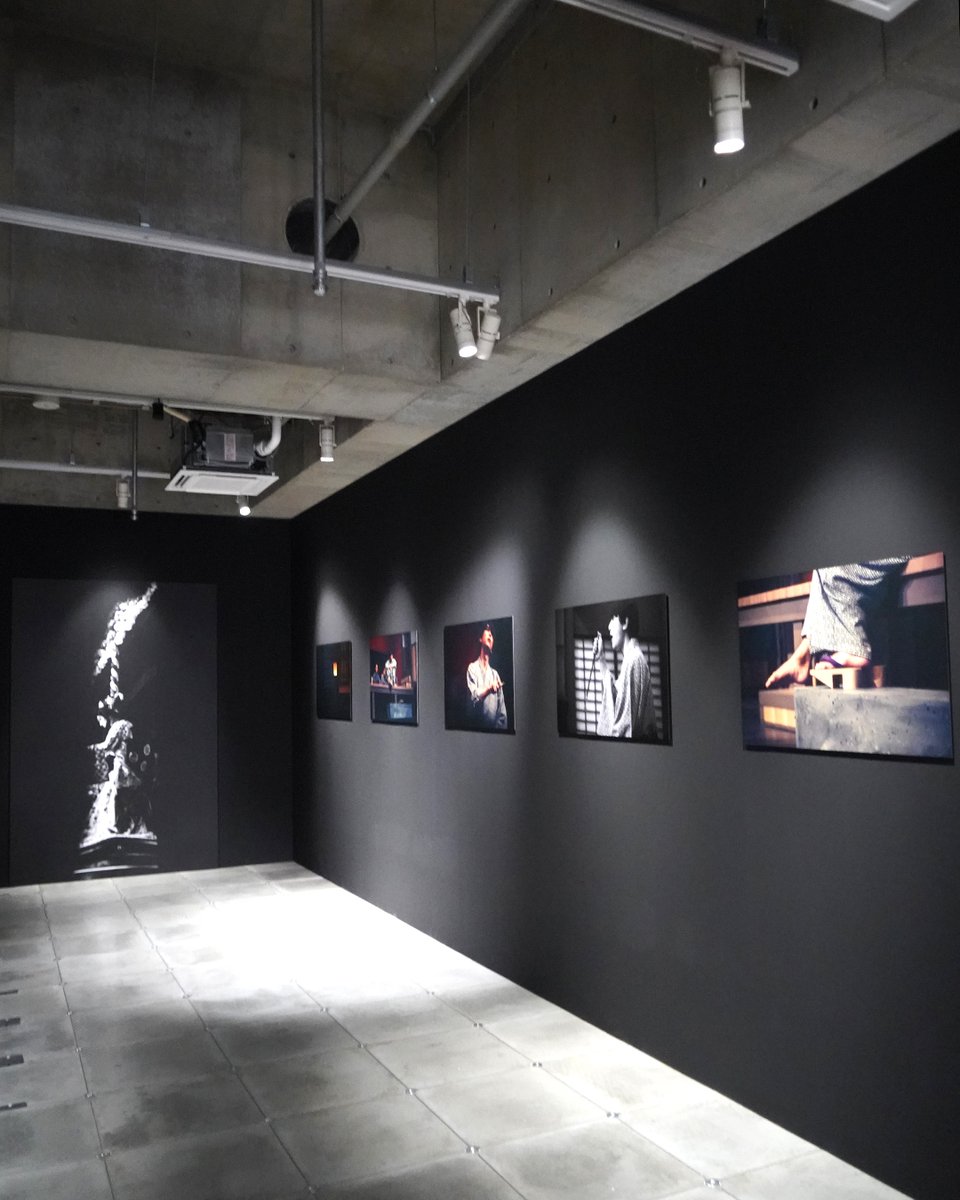 4Fでは、撮影現場の吉沢亮さんに密着し、カメラマンの荒井俊哉さんの視点でそれぞれのシーンを切り取った貴重な写真を、薄暗い空間の中に浮かび上がるような様々な演出で展示しています。
映画「国宝」ファン必見の写真展をぜひ細部までお楽しみください。