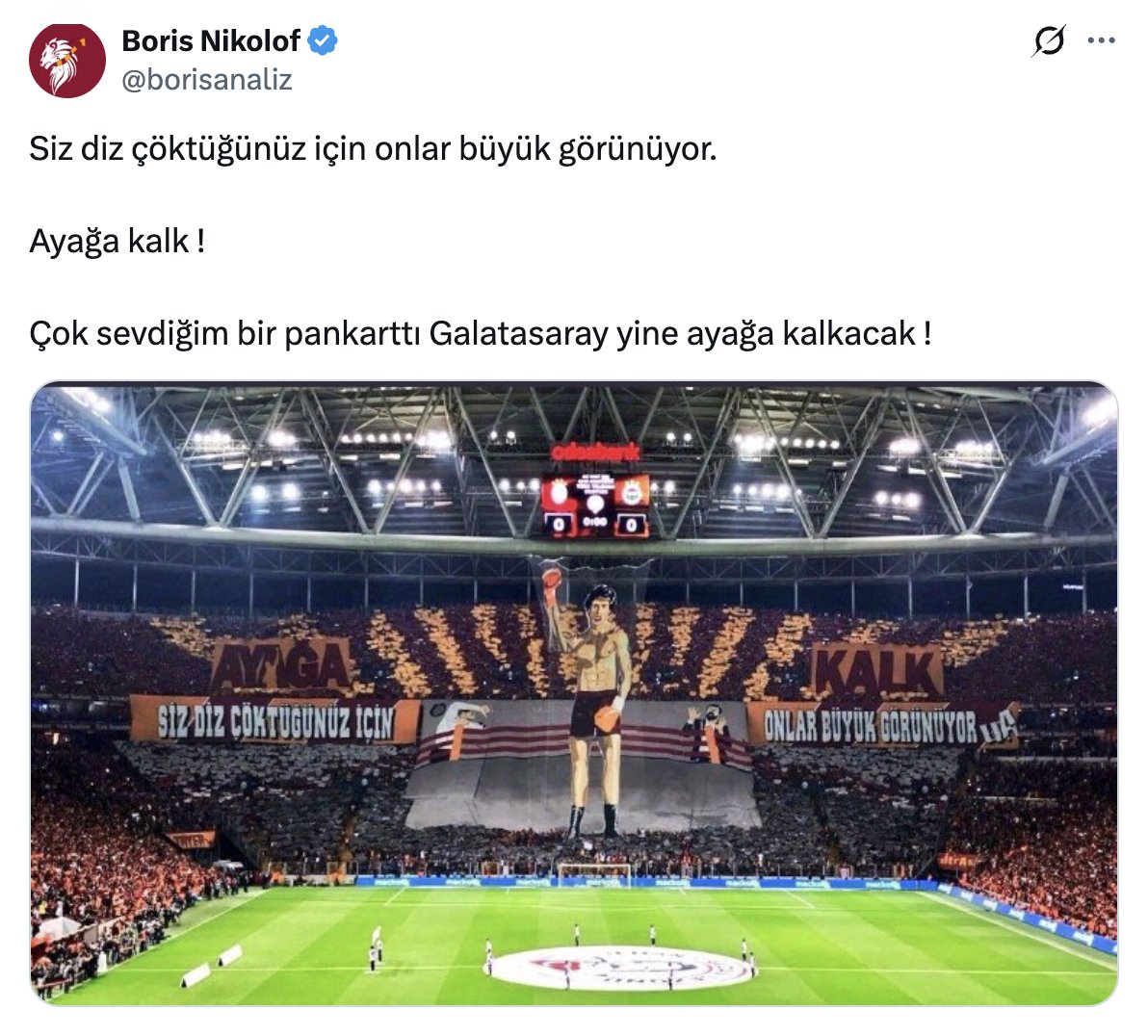 FenerSol1907's tweet photo. Bu koreografiyi Galatasaray-Fenerbahçe arasında 22 Ekim Pazar akşamı oynanan futbol karşılaşmasında Galatasaray tribünleri yapmıştı.

Dönemin başbakanlığınca soruşturma açıldı. Gençlik ve Spor Bakanlığı'da derbideki koreografiyle ilgili iki başmüfettişin görevlendirildiğini açıkladı.
Tabii konu gs olduğu için de bir nane çıkmadı.

GS liler bunu "takımın üstünde kara bulutlar vardı" diye açıklamaya çalıştılar.
Kara bulutlar dedikleri zaman puan durumu şuydu:
GS 23 puanla lider,
Göztepe 17 puanla ikinci,
Fenerbahçe'de 15 puanla altıncı!!!!

Fethullah Gülen 17 Ekim 2017 günü verdiği vaazda “Ayağa kalk” demişti; bir kaç gün sonra da aynı sözü Galatasaray tribünü kullanmıştı.
Rocky karakterinin heykelinin Pensilvanya’da olması ve Fethullah Gülen’in de aynı eyalette yaşıyor olmasıda bu iddialara kaynaklık etti!
Şimdi tekrar dolaşıma sokuyorlar!